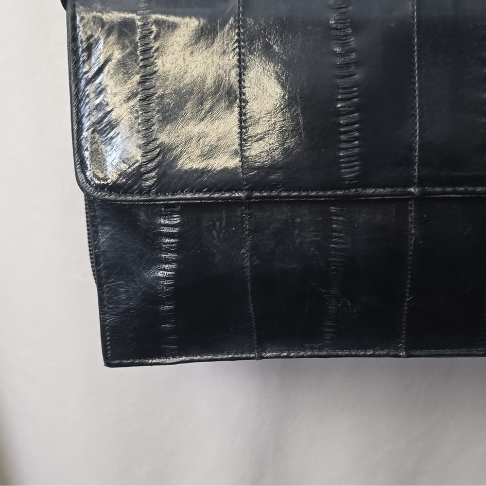 VINTAGE 1980's LeeSands Genuine EEL SKIN Black Crossbody, Adjustable Strap - Picture 2 of 16